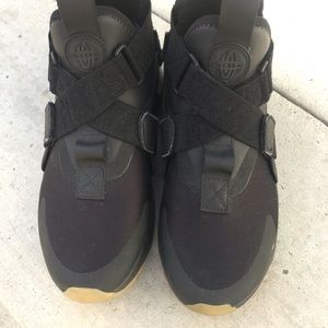 Nike Air Huarache city mid toe shoe